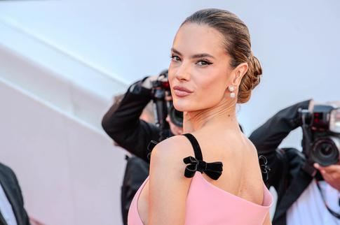 После отдыха с экс-мужем Бони супермодель Амбросио засняли на Гавайях