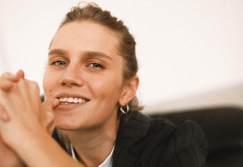 Тайно родившая Мельникова запечатлела нового мужа с малышом на руках