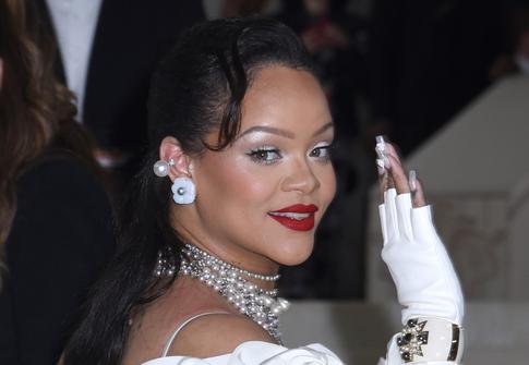 Папарацци заметили отказавшуюся от макияжа Рианну на семейном отдыхе