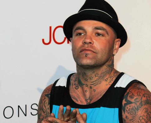 Названа причина смерти фронтмена группы Crazy Town