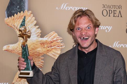 Актер Евгений Ткачук задержан в аэропорту с неизвестным веществом