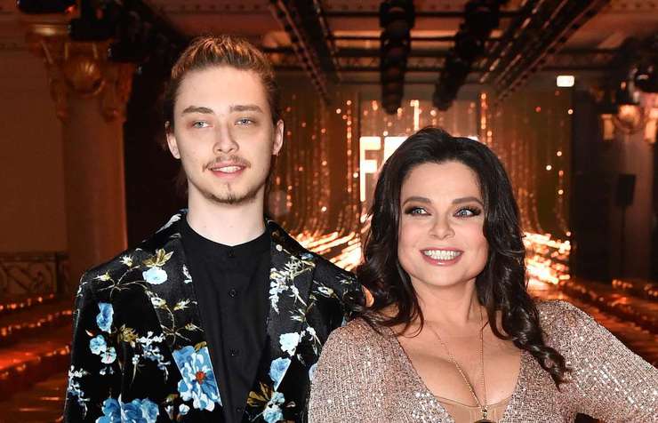 Ас үйдегі шорттағы порно