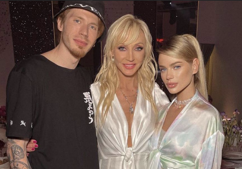 Вернувшуюся в Россию невестку Орбакайте запечатлели с младенцем на руках