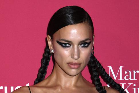 Держались за руки: папарацци застукали Ирину Шейк с загадочным мужчиной