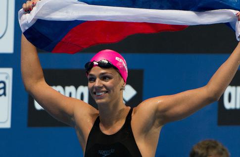 Останутся шрамы: на пловчиху Юлию Ефимову напала бездомная собака