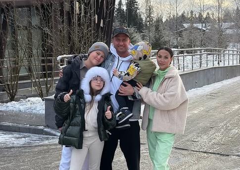 Зепюр Брутян вместе с Павлом Прилучным и его детьми появилась в Храме Христа Спасителя