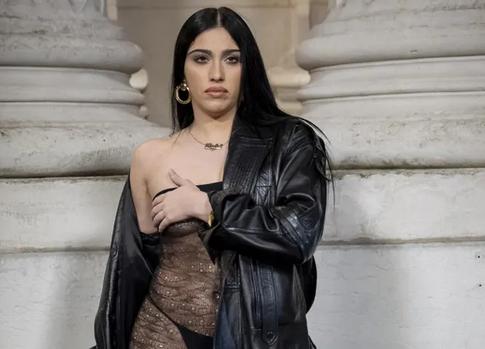 Дочь Мадонны показала грудь