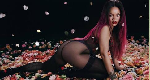 «С лицом недовольной жены»: Рианна снялась в пикантной фотосессии в чулках