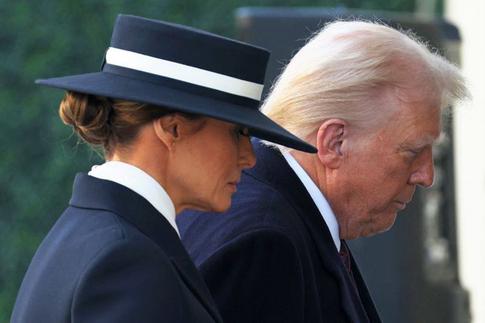 Мелания Трамп взбудоражила журналистов широкополой шляпой в наряде для инаугурации