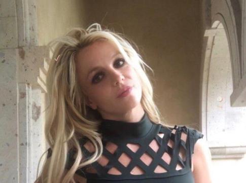 «Я молюсь»: Бритни Спирс пришлось покинуть дом из-за пожара