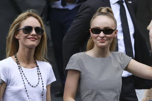 Как сестры: Ванесса Паради в перьях и Лили-Роуз Депп в длинной юбке сразили публику