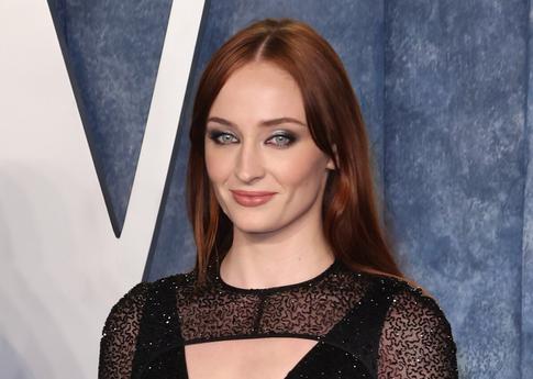 Запрыгнула на любимого аристократа: «Санса Старк» показала бойфренда