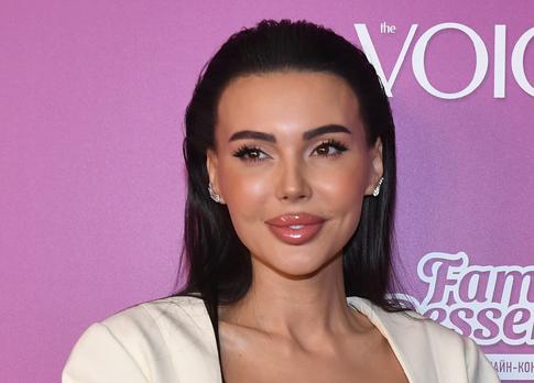 Красовалась в купальнике с вырезом: Самойлова показала фигуру после праздников