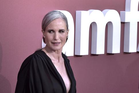 Поседевшая Энди Макдауэлл о своем недуге: «Разваливаюсь на части»