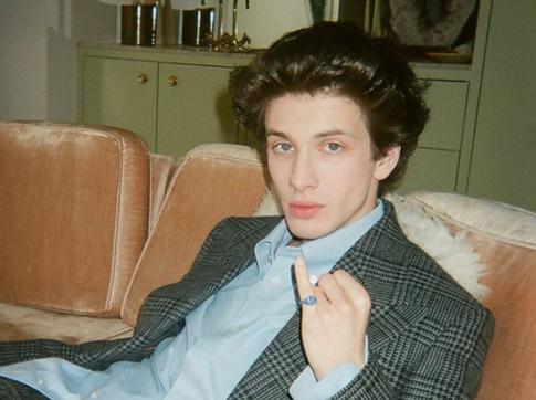 Долги и коты: стало известно, как живет сестра «нашего Тимоти Шаламе» Марка Эйдельштейна