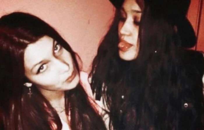 Белла Хадид (слева) с подругой