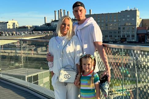 Лера Кудрявцева с мужем и дочерью отправилась на отдых за границу впервые за долгое время