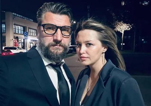 За объемными нарядами: Аглая Шиловская скрывает беременность