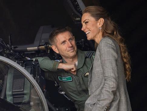 Королева каблуков: Кейт Миддлтон легко порхала по истребителю на высоких шпильках