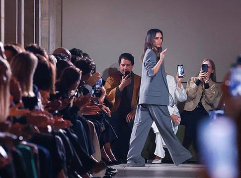 Виктория Бекхэм страстно поцеловала мужа на Неделе моды в Париже