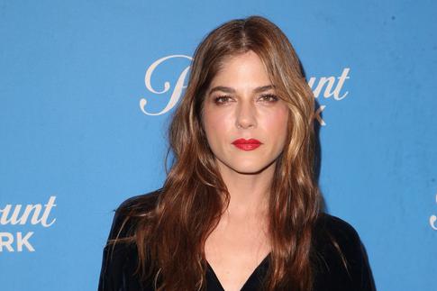 «Иногда я падаю на людей»: страдающая рассеянным склерозом Сельма Блэр вышла в свет