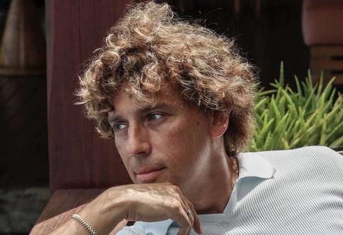 Номера с иномарки Максима Галкина* оказались дороже самого авто