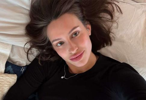 Избранница Тимати показала пышные формы во время беседы с рэпером