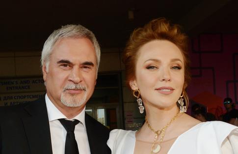 Светский шик: 46-летняя Альбина Джанабаева сразила нарядом с голой спиной