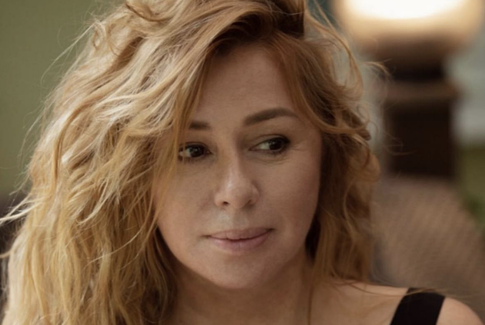 Алена Апина похвасталась фигурой в мини-наряде с декольте