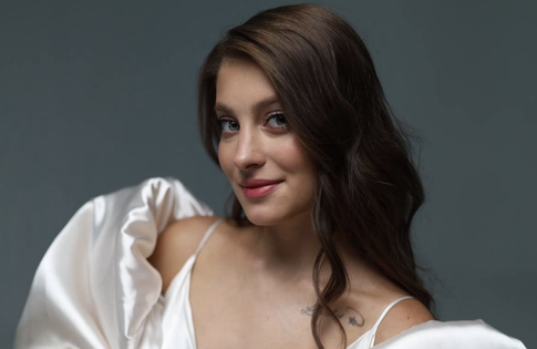 Фигуристка Косторная поделилась первой фотосессией с новорожденным сыном