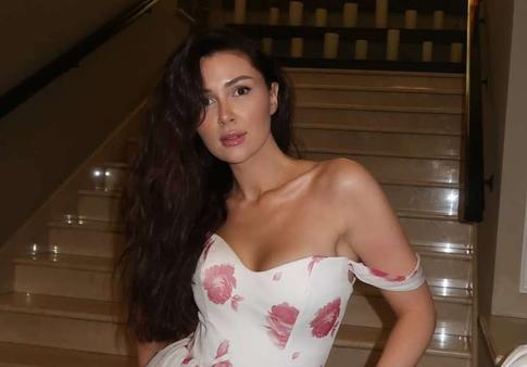 29-летняя Анна Заворотнюк снялась в коротком пальто без брюк