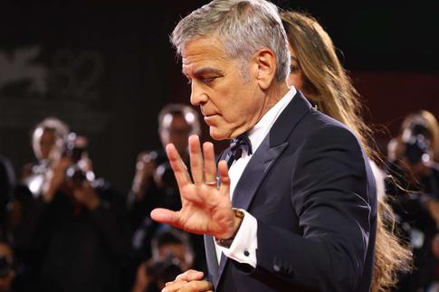 Джордж Клуни был заподозрен в связи с близкой подругой «торговца детьми» Эпштейна