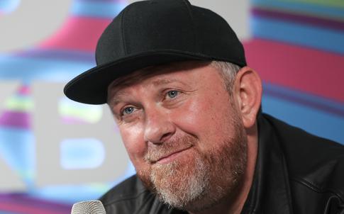 «Глаза грустные»: Ивлев впервые вышел в свет после расставания с молодой женой