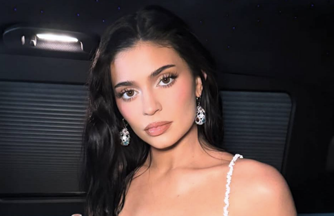 Корона, блестки и ничего лишнего: Кайли Дженнер устроила съемку в стиле «ню»