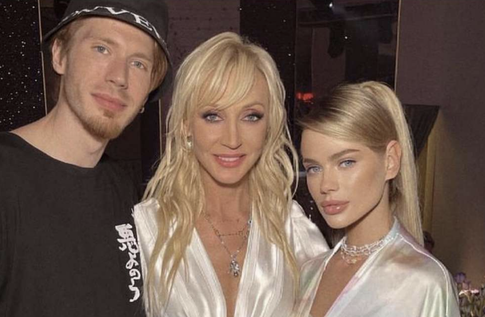 Бывшая невестка Орбакайте удивила подписчиков игривыми кадрами с цветами