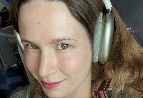 Уехавшая из России певица Монеточка* получила заочный арест