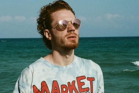 Караоке с русскими хитами и красивые женщины: Пресняков показал, как проводит время после развода