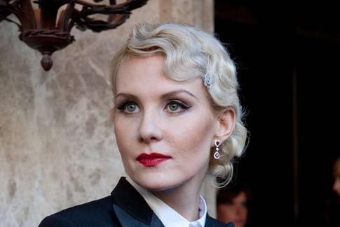 58-летняя Рената Литвинова блеснула фигурой в платье с пикантным разрезом