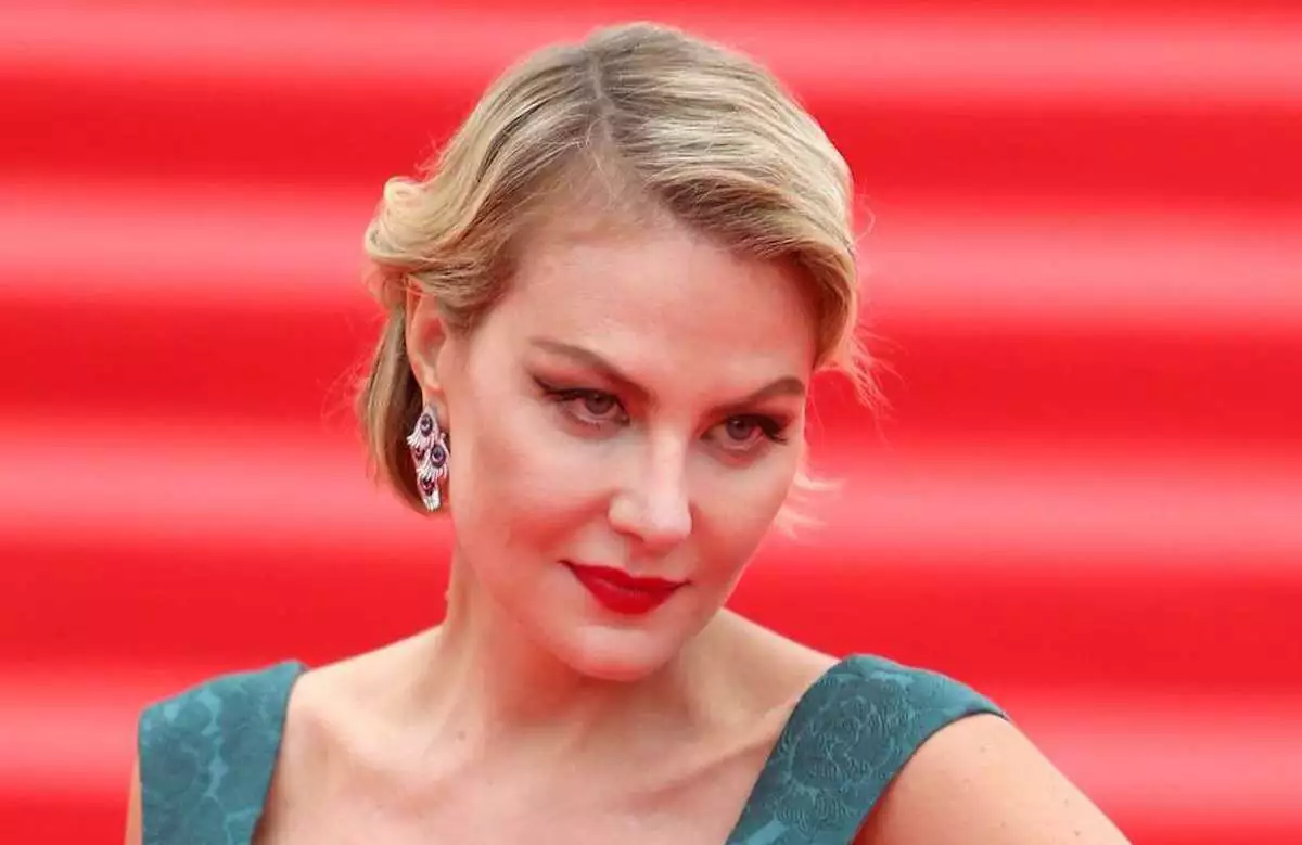 Ол кітап оқып жатыр, ал ол оны ұрып жатыр. Қалың пенистері бар жалаңаш ерлердің фотосуреттері