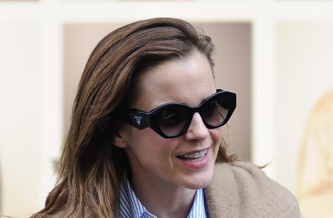 Эмма Уотсон появилась в Париже с кольцом на безымянном пальце