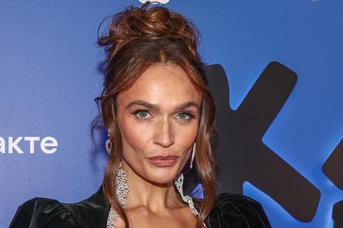 Алена Водонаева показала готическую коляску, которую она хочет купить для своего кота