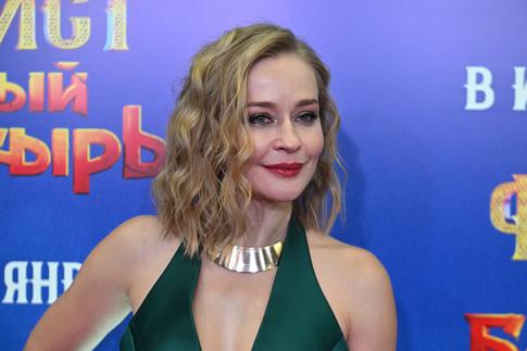 «Столько бессонных ночей и слез…»: Юлия Пересильд поздравила дочь с премьерой