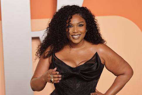 Похудевшая Лиззо показала свою фигуру в нижнем белье