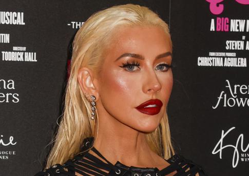 Улетевшая во Францию Кристина Агилера предстала в образе парижанки