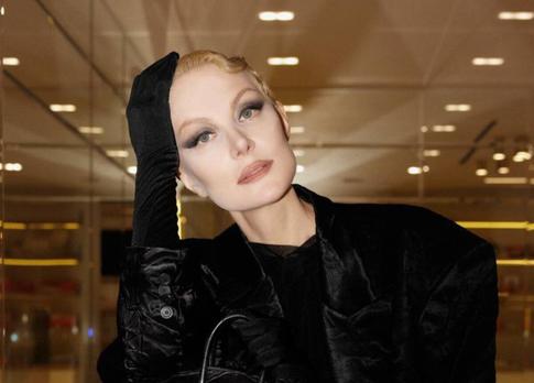 Рената Литвинова показала себя в платье с квадратными плечами