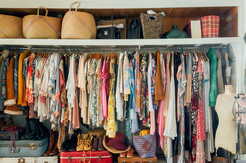 Убрать в дальний ящик: как правильно упаковать летние вещи на зиму