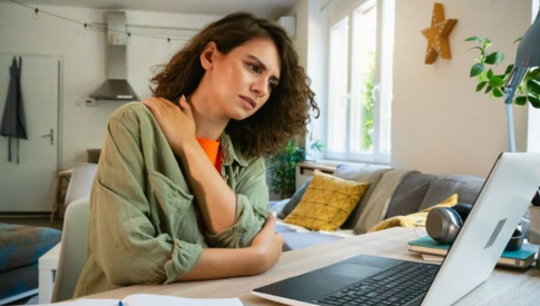 Синдром «замороженного плеча»: почему он возникает в перименопаузе и как его лечить