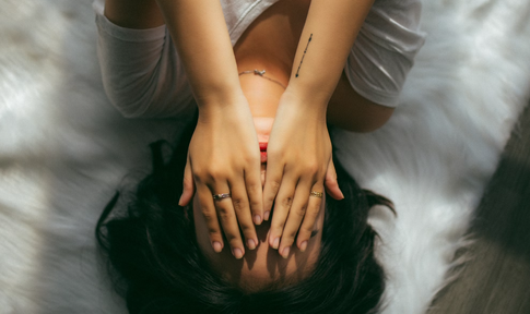 Нетривиальные причины мигрени и необычные способы с ней справиться: 5 советов врача