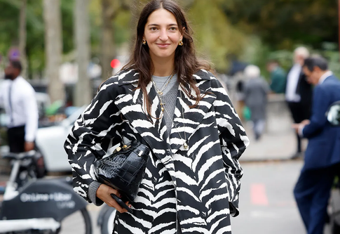 Клетка, полоска, зебра: принты осени−2025, которые носят все модные девушки мира