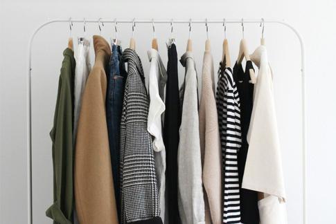 Как выбрать базовые вещи в 2025 году: что оставить в шкафу, а что обновить